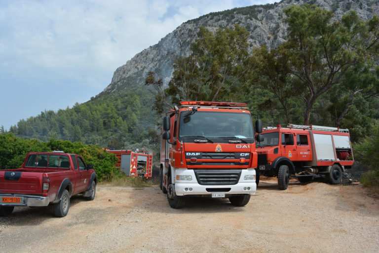 “Οριοθετήθηκε” η φωτιά στον Άγιο Κυπριανό Μάνης