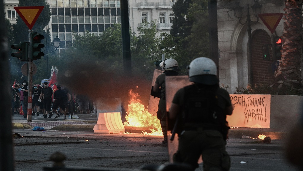 Κυβέρνηση: Οργανωμένη προσπάθεια ακραίων τα επεισόδια-ΣΥΡΙΖΑ: Ακραία καταστολή (video)