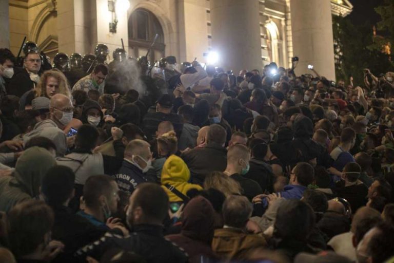 Σερβία: Διαδηλωτές εισέβαλαν στη Βουλή εξαιτίας του lockdown