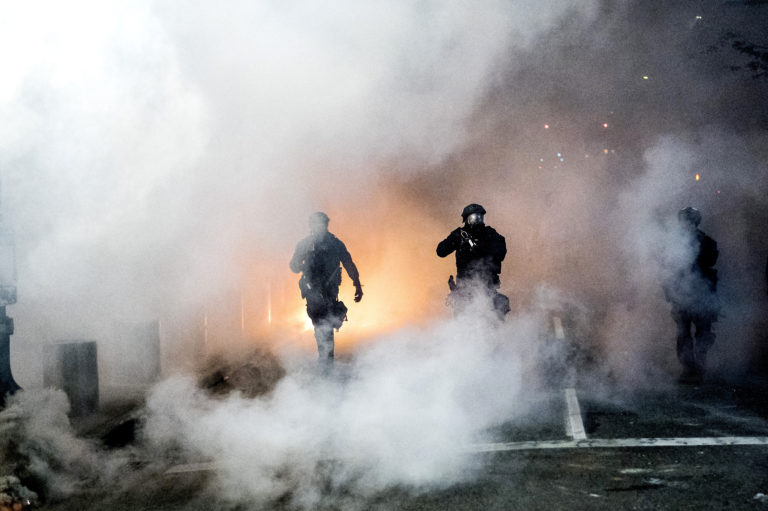 ΗΠΑ: Έρευνα για χρήση βίας από ομοσπονδιακούς – Εμπόλεμη ζώνη το Πόρτλαντ