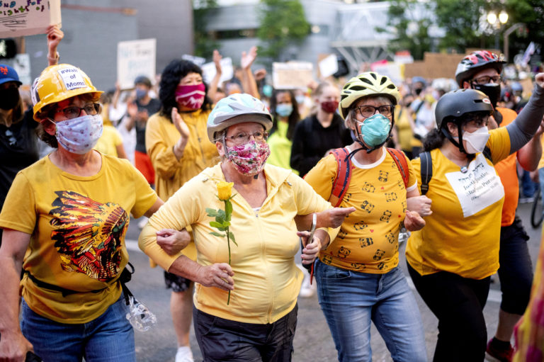 Wall of Moms: Οι μητέρες της Αμερικής προστατεύουν τους διαδηλωτές