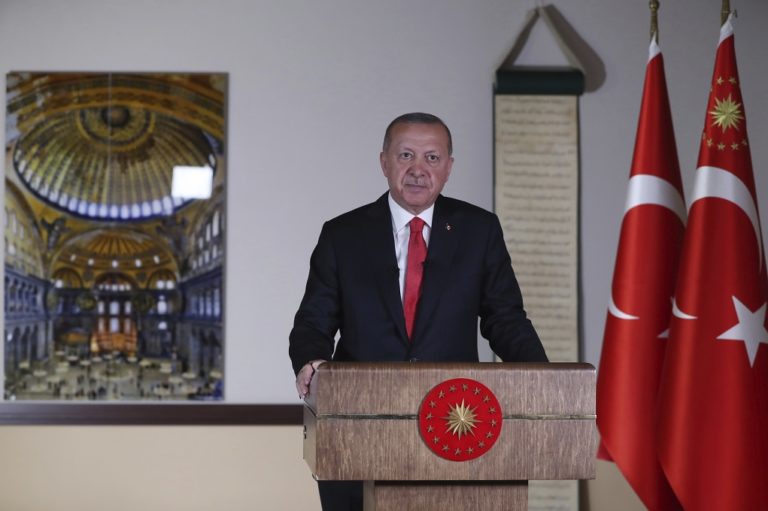 Ο Τ. Ερντογάν αψηφά τις διεθνείς επικρίσεις για την Αγία Σοφία – Προετοιμασίες για τη μετατροπή της σε τζαμί