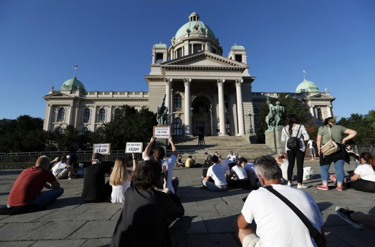 Καθιστική διαμαρτυρία έξω από τη Βουλή της Σερβίας – Προβοκάτσια καταγγέλλει η αντιπολίτευση (video)