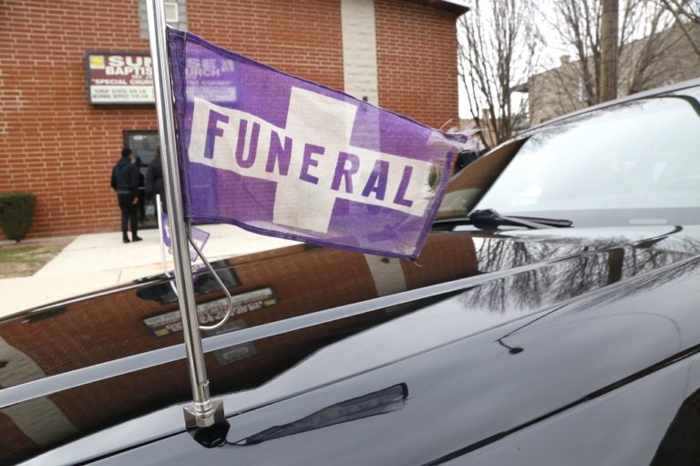 Ένας πιστολέρο μια κηδεία και 14 τραυματίες στο Σικάγο