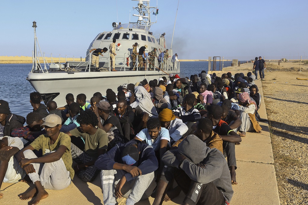 Αναγκαστική διάσωση 100 προσφύγων απο την ιταλική ακτοφυλακή  