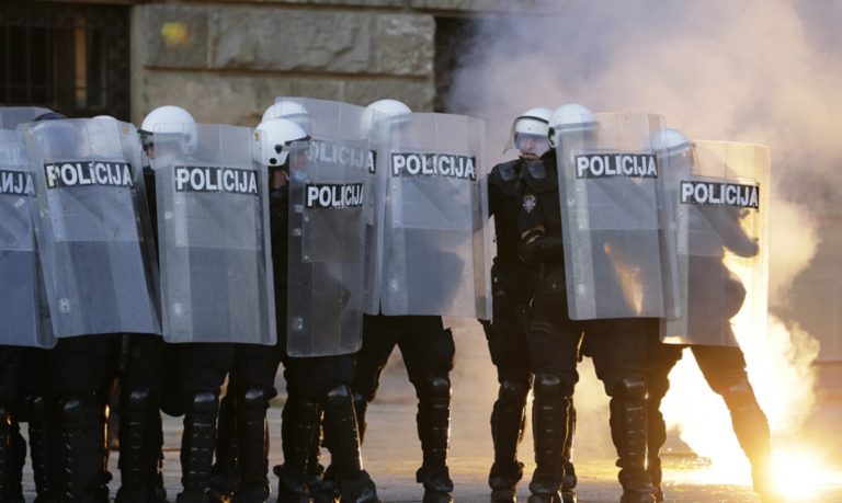 Σερβία: Επεισόδια στις διαδηλώσεις στο Βελιγράδι και το Νόβισαντ
