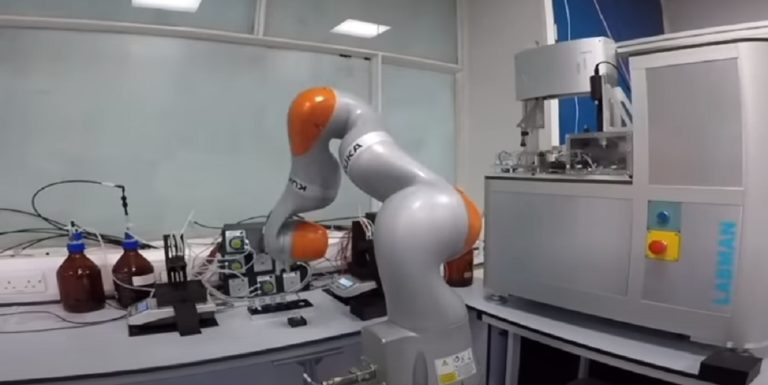 Βρετανία: Ρομποτικός χημικός κάνει μόνος του πειράματα στο εργαστήριο (video)