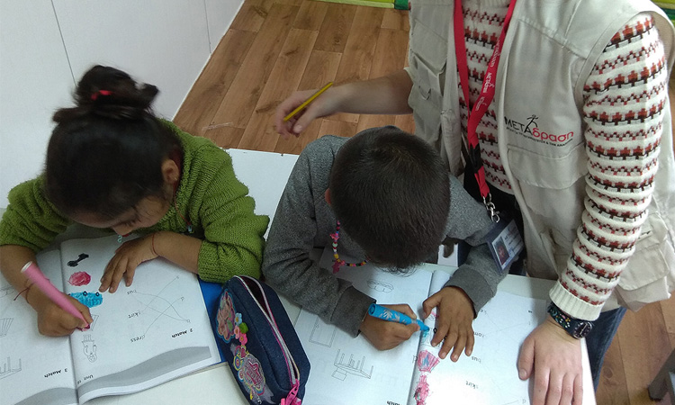 Συνήγορος του Πολίτη: Μόλις το 14,2% των προσφυγόπουλων φοιτά στα ελληνικά σχολεία