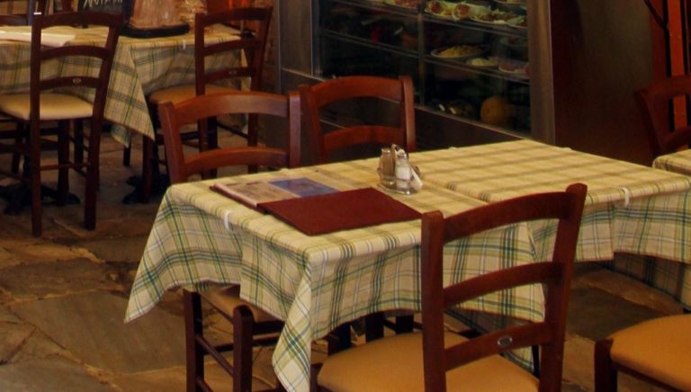 ΚΥΑ: Καταργείται το όριο των 6 ατόμων ανά τραπέζι στα εστιατόρια και η μάσκα στα εμπορικά