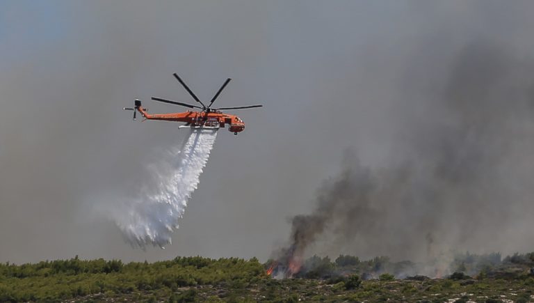 Σε εξέλιξη η φωτιά στην ανατολική Μάνη