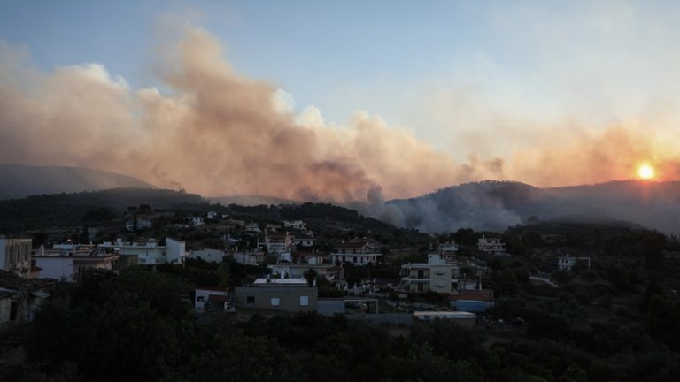 Σε εξέλιξη η πυρκαγιά στις Κεχριές Κορινθίας-Διάσπαρτα μέτωπα-Μεγάλες καταστροφές (live+video)
