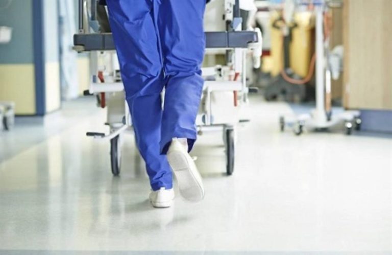 Στη ΜΕΘ ο 55χρονος Κρητικός που προσβλήθηκε από κορωνοϊό – Στο Βενιζέλειο και Ρουμάνος τουρίστας