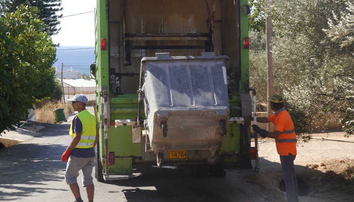 Εργαζόμενοι καθαριότητας στα Χανιά βρήκαν τσαντάκι  και το παρέδωσαν