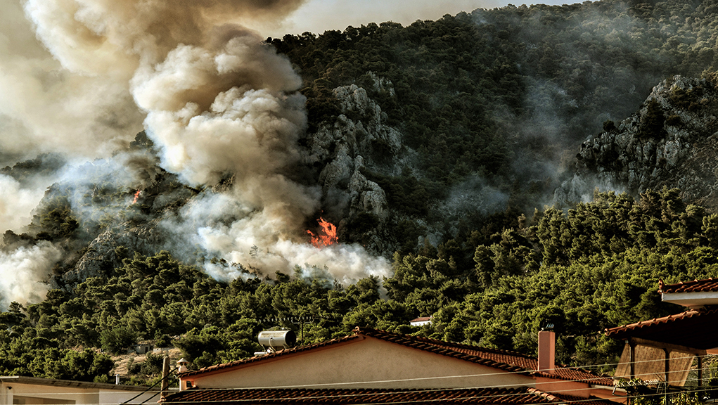Σε εξέλιξη η πυρκαγιά στις Κεχριές Κορινθίας-Τρία τα μέτωπα  (video)