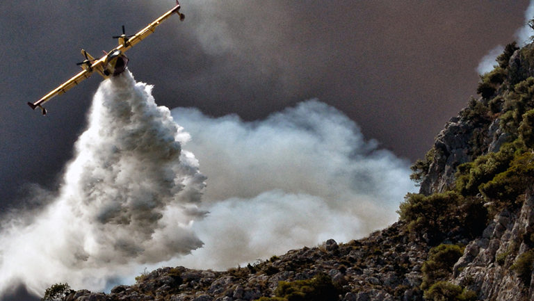 Σε εξέλιξη μεγάλη φωτιά στις Κεχριές Κορινθίας-Εκκενώθηκαν τρεις οικισμοί