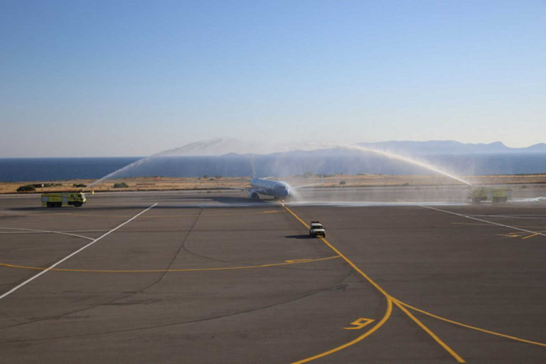 Με αψίδες νερού η υποδοχή των πρώτων πτήσεων στα περιφερειακά αεροδρόμια (video)