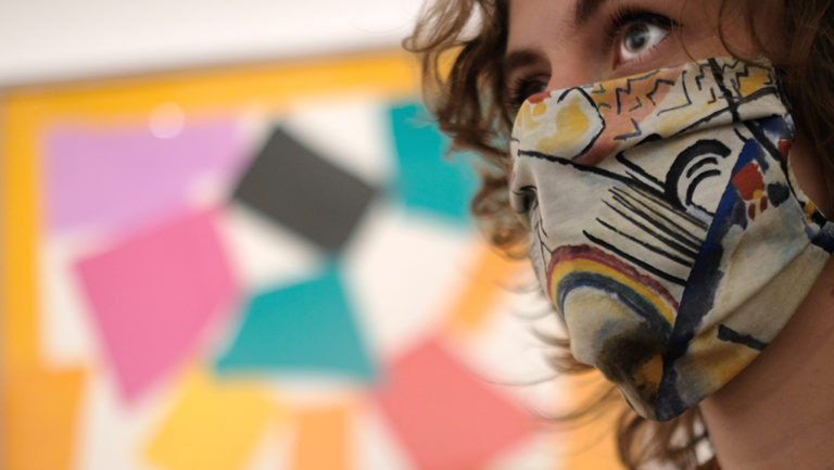 Υποχρεωτική χρήση μάσκας φέρνει η αύξηση κρουσμάτων – Καλπάζει ο ιός σε Ευρώπη και Αμερική