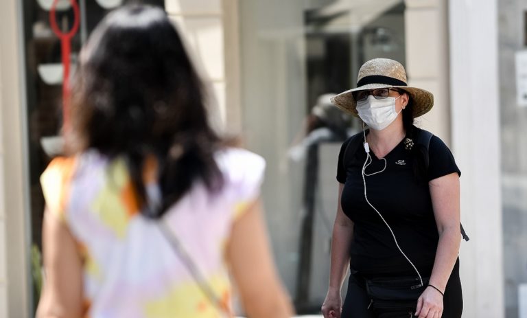 Πού είναι υποχρεωτική η μάσκα από σήμερα-Και στη Βουλή (video)