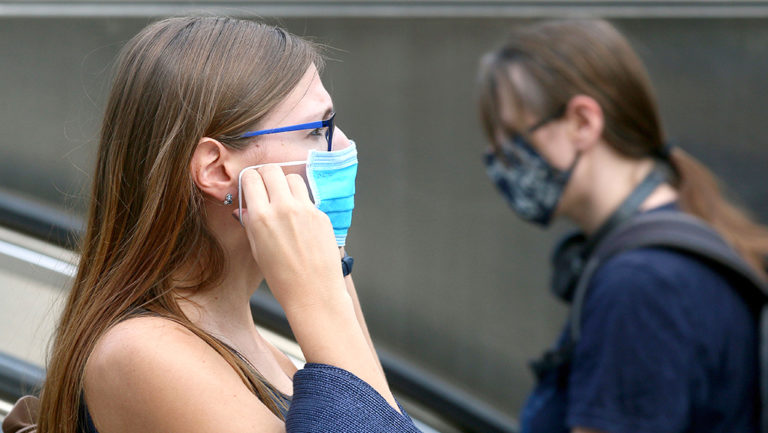 Προβληματισμός για αύξηση κρουσμάτων στην Ελλάδα – Στα επίπεδα Απριλίου τα κρούσματα παγκοσμίως