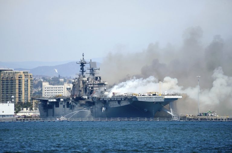 Έκρηξη σε σκάφος του πολεμικού ναυτικού των ΗΠΑ  τραυματίζει 21 ανθρώπους