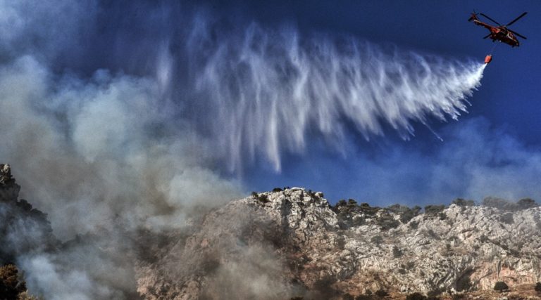 Βελτιωμένη η εικόνα των πυρκαγιών σε Γραμματικό Ηλείας και Κεχριές Κορινθίας-Σύλληψη ατόμου (video)