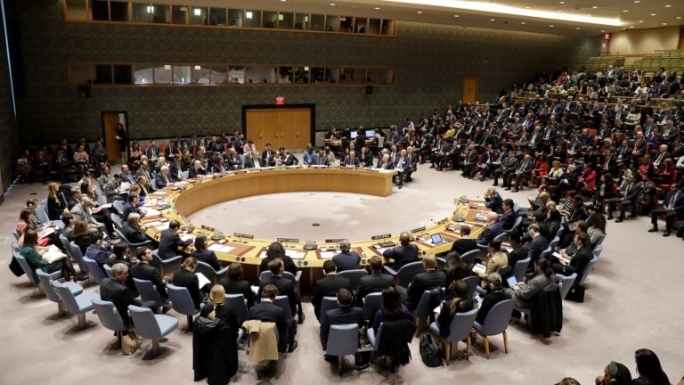 ΟΗΕ: Εγκρίθηκε η συνέχιση διασυνοριακών παραδόσεων βοήθειας στη Συρία –  Χρειάστηκαν επτά ψηφοφορίες στο ΣΑ