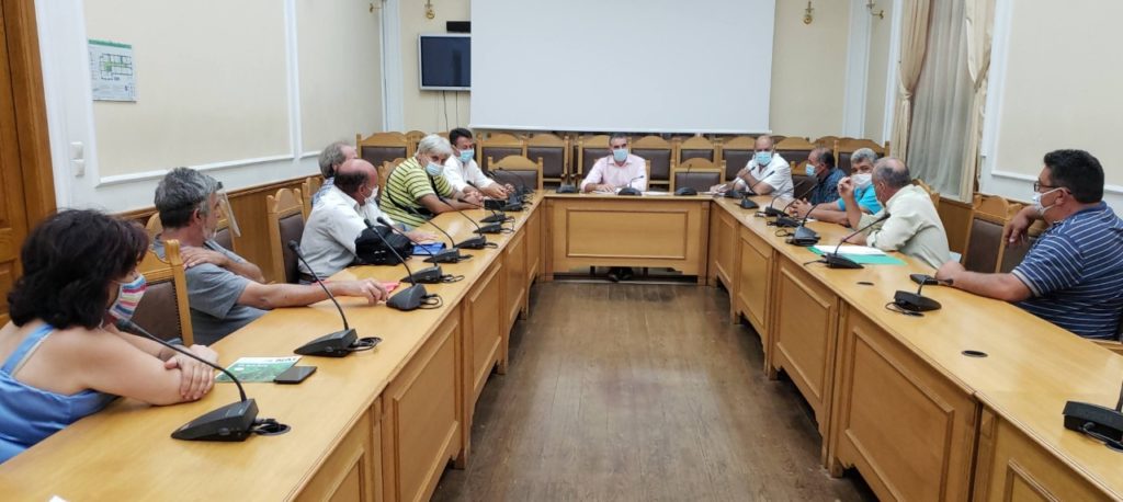Τα προβλήματα των παραδοσιακών αποσταγματοποιών σε σύσκεψη στη Περιφέρεια Κρήτης