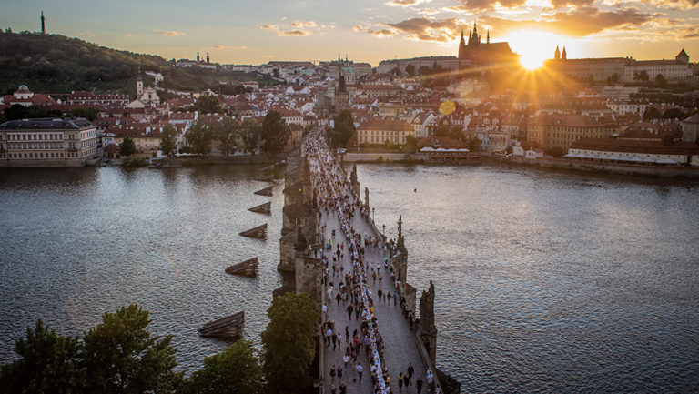Τσεχία: Χιλιάδες άνθρωποι στην Πράγα γιόρτασαν “το τέλος της επιδημίας” με ένα μεγάλο τραπέζι