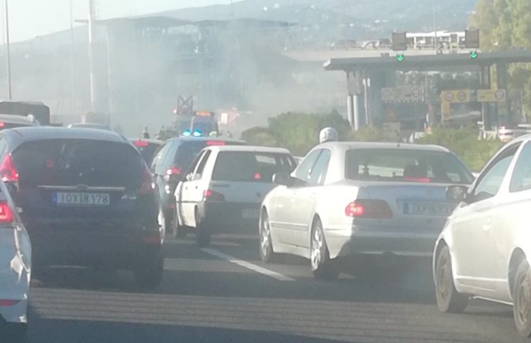 Διακοπή στην κυκλοφορία της Αττικής Οδού λόγω φωτιάς σε όχημα