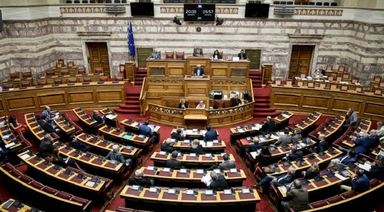Εν μέσω εντάσεων και φραστικών επεισοδίων η συνεδρίαση της Βουλής για Δ. Παπαγγελόπουλο (live+video)