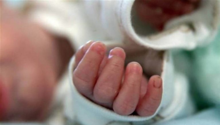 Εγκαταλελειμμένο μωρό βρέθηκε σε παιδική χαρά στο Χαλάνδρι