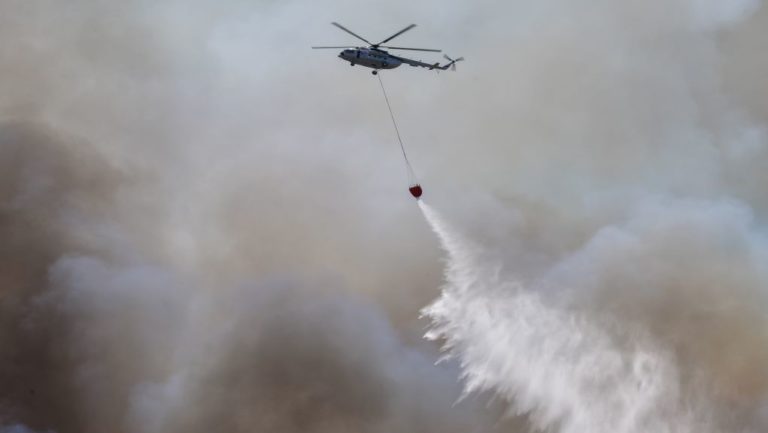 Συνεχείς αναζωπυρώσεις στις Κεχριές – Πύρινο μέτωπο και μεταφορά κατοίκων στην Ηλεία