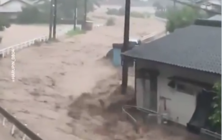 Φονικές πλημμύρες πλήττουν την Ιαπωνία (video)