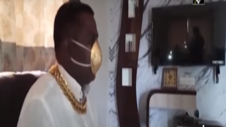 Ινδός πλήρωσε 3.500 ευρώ για μια χρυσή μάσκα κατά του κορονοϊού (video)