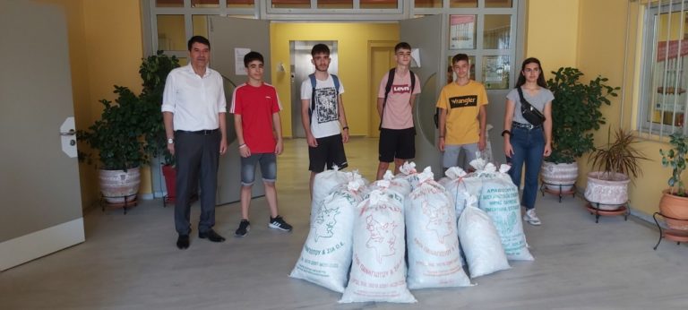 Μάζεψαν καπάκια, μοίρασαν χαμόγελα στο 1ο Γυμνάσιο Πύργου