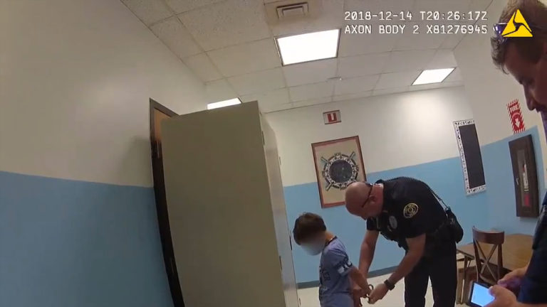 ΗΠΑ: Σοκάρει βίντεο που δείχνει αστυνομικούς να περνάνε χειροπέδες σε 8χρονο στο σχολείο του