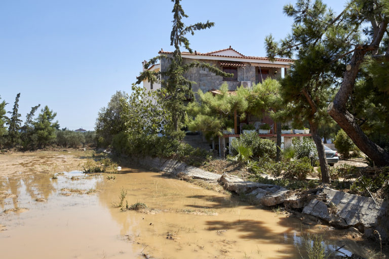 Ακόμη χωρίς νερό πολλές περιοχές στην Εύβοια μετά τις φονικές πλημμύρες