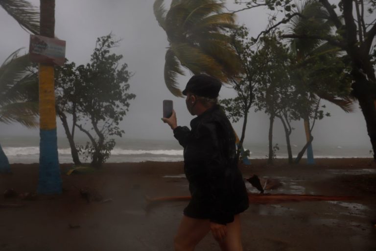 “Δίδυμοι” τυφώνες πλήττουν περιοχές σε Καραϊβική και νότια Αμερική – Στους 12 οι νεκροί (video)