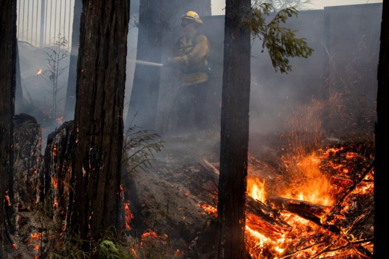 Μαίνονται οι πυρκαγιές στην Καλιφόρνια – Στους 6 οι νεκροί – Ανυπολόγιστη η καταστροφή