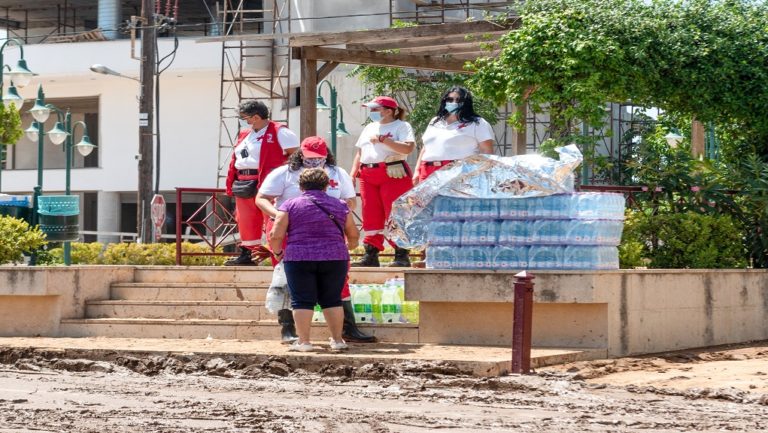 Εύβοια: Μάχη με τη λάσπη χωρίς πόσιμο νερό – “Άμεσα” οι αποζημιώσεις (video)