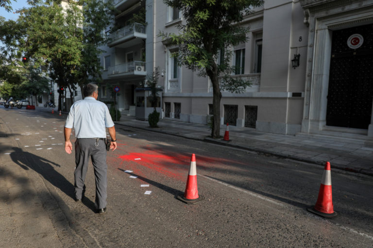 Σύλληψη δύο αλλοδαπών που πέταξαν τρικάκια έξω από την τουρκική πρεσβεία