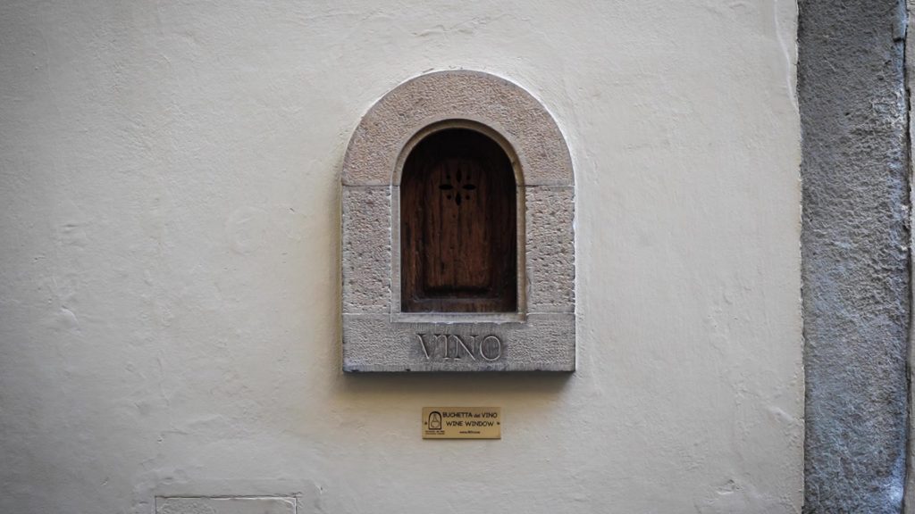Covid-19: Ανοίγουν και πάλι τα “παράθυρα κρασιού” από την εποχή της πανώλης στη Φλωρεντία (video)