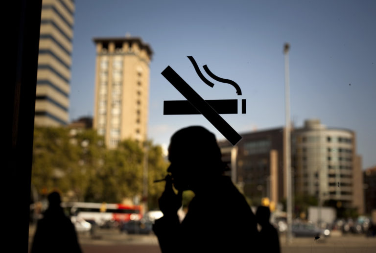 Ισπανία : Νέα μέτρα λόγω της έξαρσης του κορονοιού – Απαγορεύεται το κάπνισμα στους δρόμους