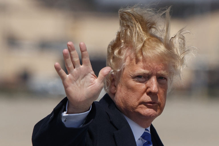 ΗΠΑ: Προς χαλάρωση της νομοθεσίας για τα ντους μετά από παράπονα του Τραμπ για τα μαλλιά του