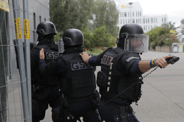 Ένοπλος κρατά ομήρους σε τράπεζα στη Χάβρη της Γαλλίας