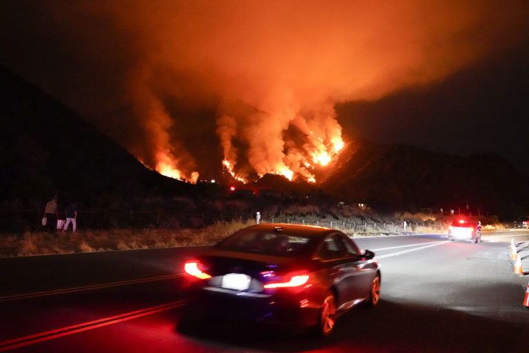 Καλιφόρνια: “Πυροστρόβιλος” σαρώνει τα πάντα – Μάχη με τις φλόγες για τρίτη ημέρα (video)