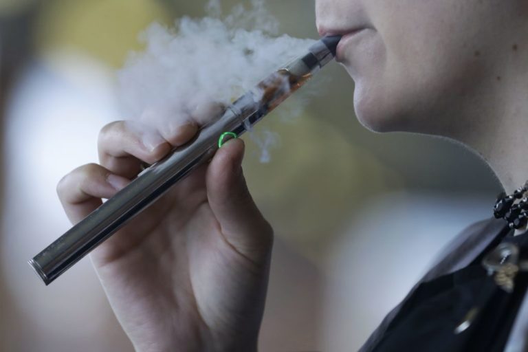 Αυξημένος ο κίνδυνος μόλυνσης από κορονοϊό για τους νέους που χρησιμοποιούν ηλεκτρονικό τσιγάρο