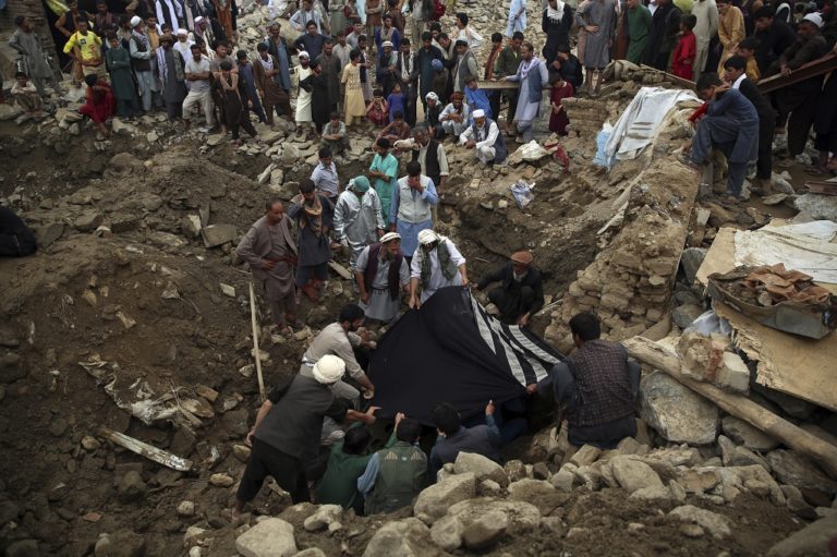 Τουλάχιστον 100 νεκροί και ισάριθμοι τραυματίες από πλημμύρες στο Αφγανιστάν