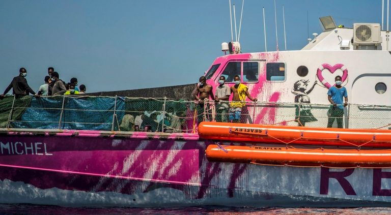 Σε βοήθεια καλεί το πλοίο διάσωσης του Banksy