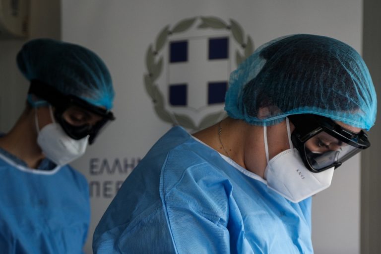 Κορονοϊός: Σε επίπεδα ρεκόρ παραμένουν τα κρούσματα – 30 διασωληνωμένοι